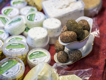 Boerderijwinkel van de kaasmakerij Fehling Das Frischkäseangebot im Hofladen der Landkäserei FehlingThe range of fresh cheeses in the Fehling farm shopHet assortiment verse kazen in de boerderijwinkel van FehlingUdvalget af friske oste i Fehling-gårdsbutikken