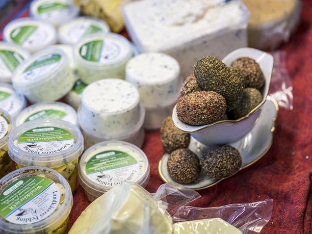 Boerderijwinkel van de kaasmakerij Fehling Het assortiment verse kazen in de boerderijwinkel van Fehling