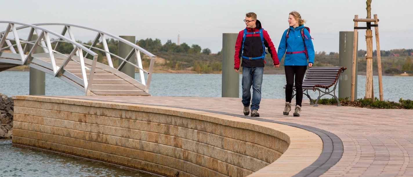 Wandern am Störmthaler See - Pause am LAGOVIDA
