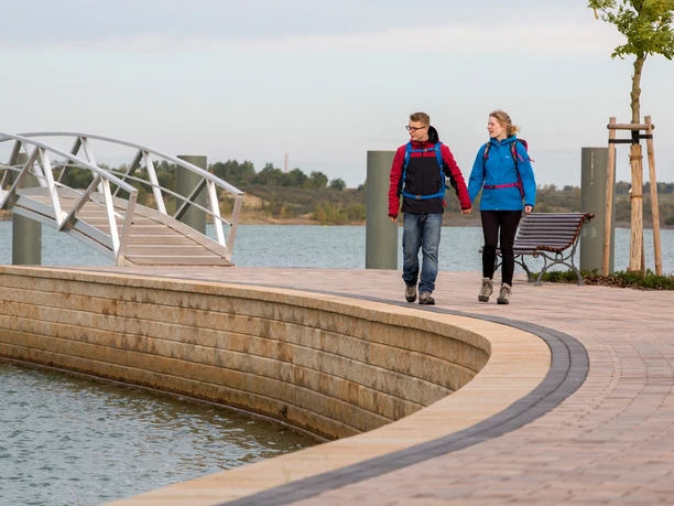 Wandern am Störmthaler See - Pause am LAGOVIDA