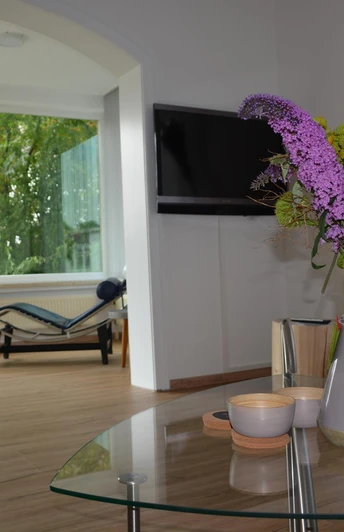 Blick ins Grüne vom Wohnzimmer aus