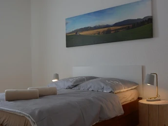 Schlafzimmer mit Bett 1,40m