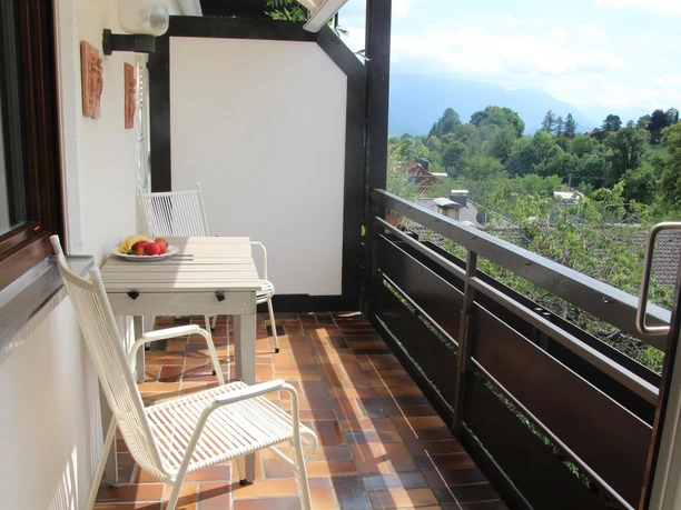 Balkon mit Berg- und Seeblick