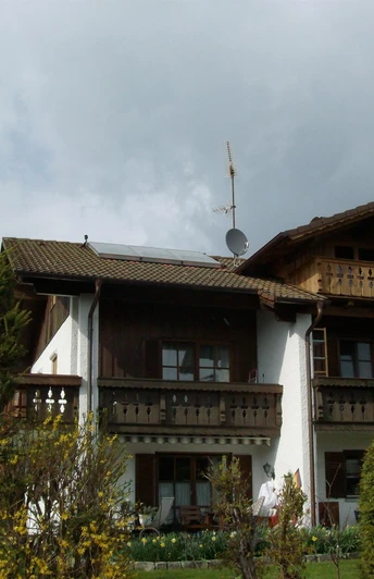 Hausansicht Süd, Balkon links = FeWo