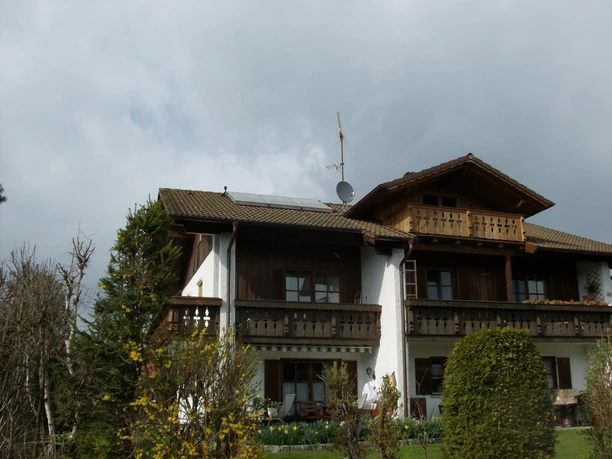 Hausansicht Süd, Balkon links = FeWo