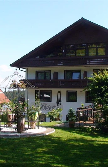 Hausfassade im Sommer