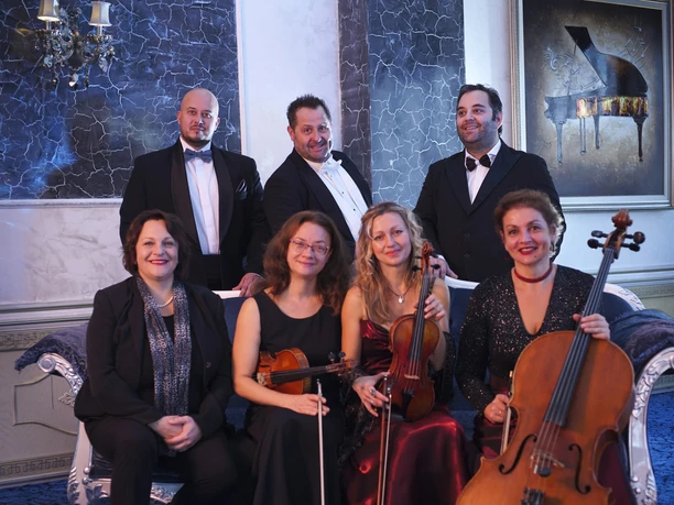 ensamble-sitzend.jpg