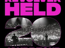 Das Bild zeigt ein Bühnenkonzert von Revolverheld mit leuchtendem Publikum bei der 20 Jahre Tour.