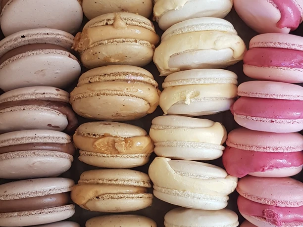 eismacarons.jpg Makronen in zarten Pastellfarben, liebevoll aufgereiht, mit verlockenden Füllungen und knackigen Schalen.