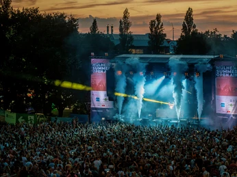MÜLHEIM SUMMER OPEN AIR, Mülheim an der Ruhr Mülheim Summer Open Air 2024 am Abend mit Menschenmenge und beleuchteter Bühne im MüGa-Park