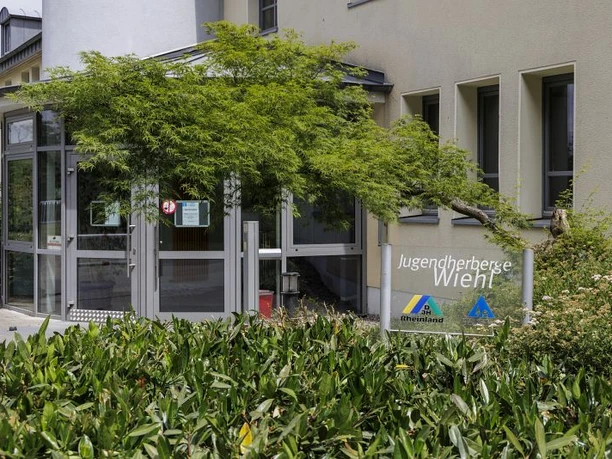 Jugendherberge Wiehl Eingang der Jugendherberge Wiehl mit grünen Pflanzen und einem Schild, das den Namen zeigt.