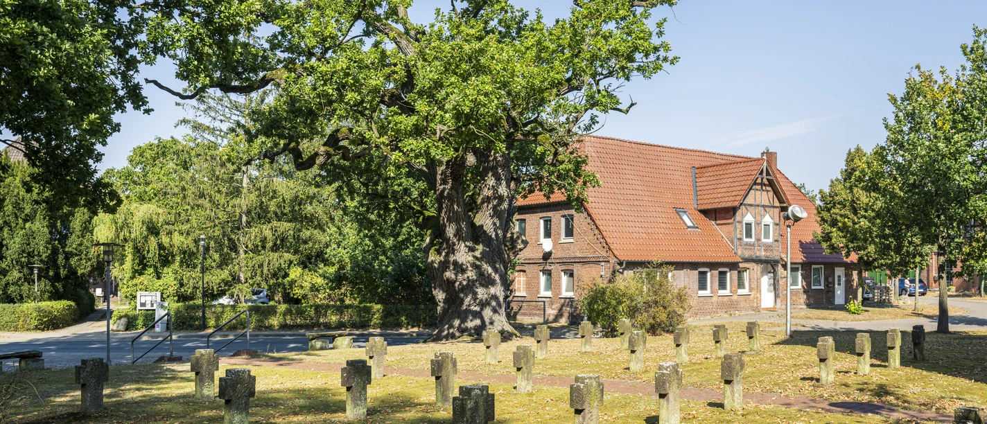 An der St. Martin-Kirche in Hittbergen Kreuze an der an der St. Martin-Kirche in Hittbergen