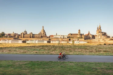 Elberadweg am Königsufer in Dresden