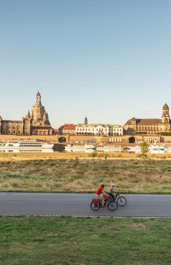 Elberadweg am Königsufer in Dresden