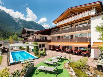 Garten mit Pool reduziert