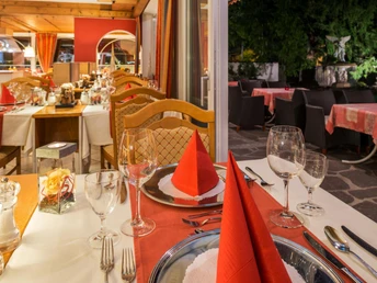 Restaurant abends mit Terrasse