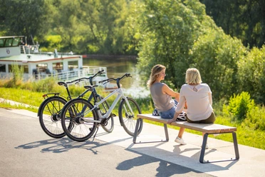 Radfahrer an der Weser bei Höxter