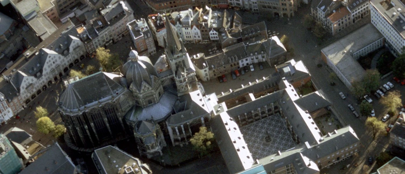 Luftaufnahme vom Aachen Dom, Katschhof und umliegenden Häusern.
