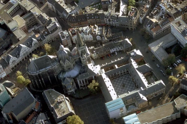 Luftaufnahme vom Aachen Dom, Katschhof und umliegenden Häusern.