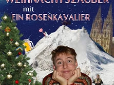 Ein lächelnder Mensch in einem festlichen Pullover, umgeben von weihnachtlicher Kulisse.