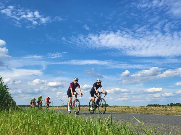 Mit dem Rennrad unterwegs durch Feld und Wiese Mit dem Rennrad unterwegs durch Feld und Wiese