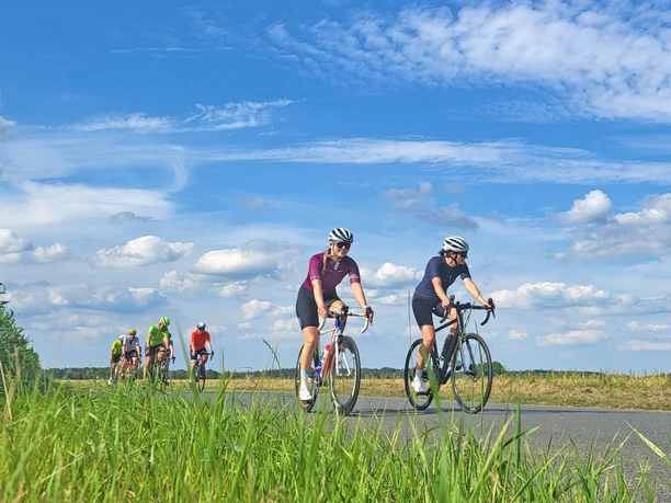 Gas geben unter wild bewegtem Himmel Gas geben unter wild bewegtem Himmel