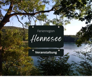 Beispielbild Veranstaltung Hennesee Blick auf den Hennesee durch dichte Baumkronen, gefiltertes Sonnenlicht auf dem Wasser. Veranstaltungshinweis der Ferienregion sichtbar.