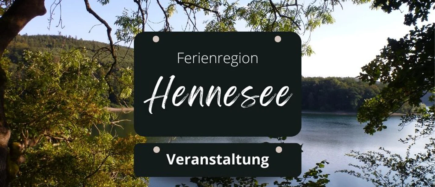 Beispielbild Veranstaltung Hennesee Blick auf den Hennesee durch dichte Baumkronen, gefiltertes Sonnenlicht auf dem Wasser. Veranstaltungshinweis der Ferienregion sichtbar.