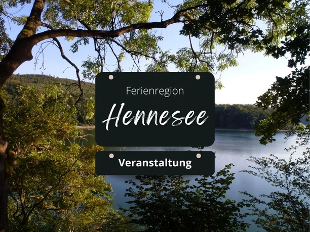 Beispielbild Veranstaltung Hennesee Blick auf den Hennesee durch dichte Baumkronen, gefiltertes Sonnenlicht auf dem Wasser. Veranstaltungshinweis der Ferienregion sichtbar.