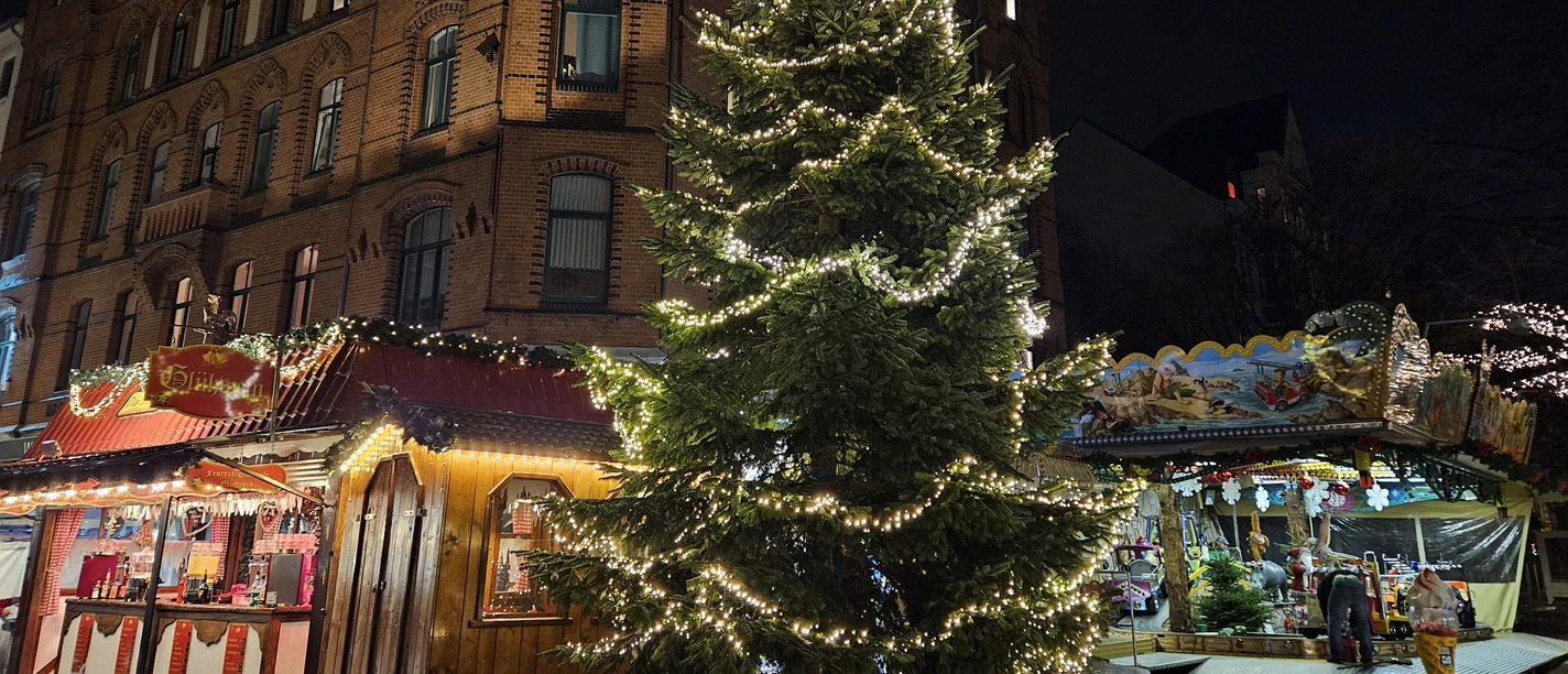 Weihnachtsbaum auf dem Weihnachtsmarkt Lister Meile Christmas tree at the Lister Meile Christmas market