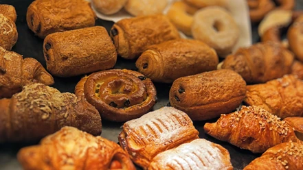 Backwaren, Rhauderfehn, Ostfriesland Verschiedene frische Backwaren wie Croissants, Schokobrötchen und Zimtschnecken auf einem Tablett