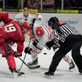 Eishockeyspiel zwischen den Herford Ice Dragons und einem Gegner; Spieler in Aktion beim Puckeinwurf.