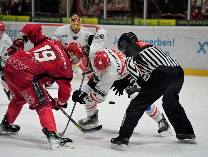 Eishockeyspiel zwischen den Herford Ice Dragons und einem Gegner; Spieler in Aktion beim Puckeinwurf.