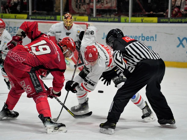 Herford-Ice-Dragons-Spiel- 3-Jana-Hemmelmann.jpg Eishockeyspiel zwischen den Herford Ice Dragons und einem Gegner; Spieler in Aktion beim Puckeinwurf.