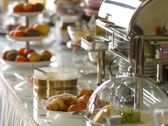 Ein reichhaltiges Frühstücksbuffet mit frischen Croissants, Obst und weiteren Köstlichkeiten erwartet Gäste.