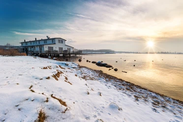 Pier am Cospudener See im Winter
