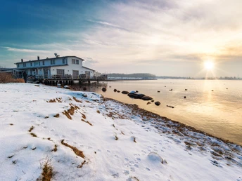 Pier am Cospudener See im Winter