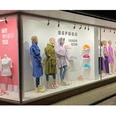 BSPNGN-FASHIONROOM.jpg Nachtaufnahme eines Schaufensters mit modischer Bekleidung und farbigen Wanddisplays.