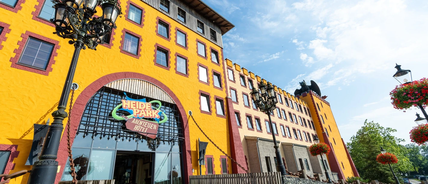 Außenansicht des Heide-Park Abenteuerhotels Exterior view of the Heide-Park Adventure Hotel