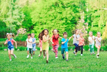 Kinder-Gruppe-Wiese-Sport Kinder-Gruppe-Wiese-Sport