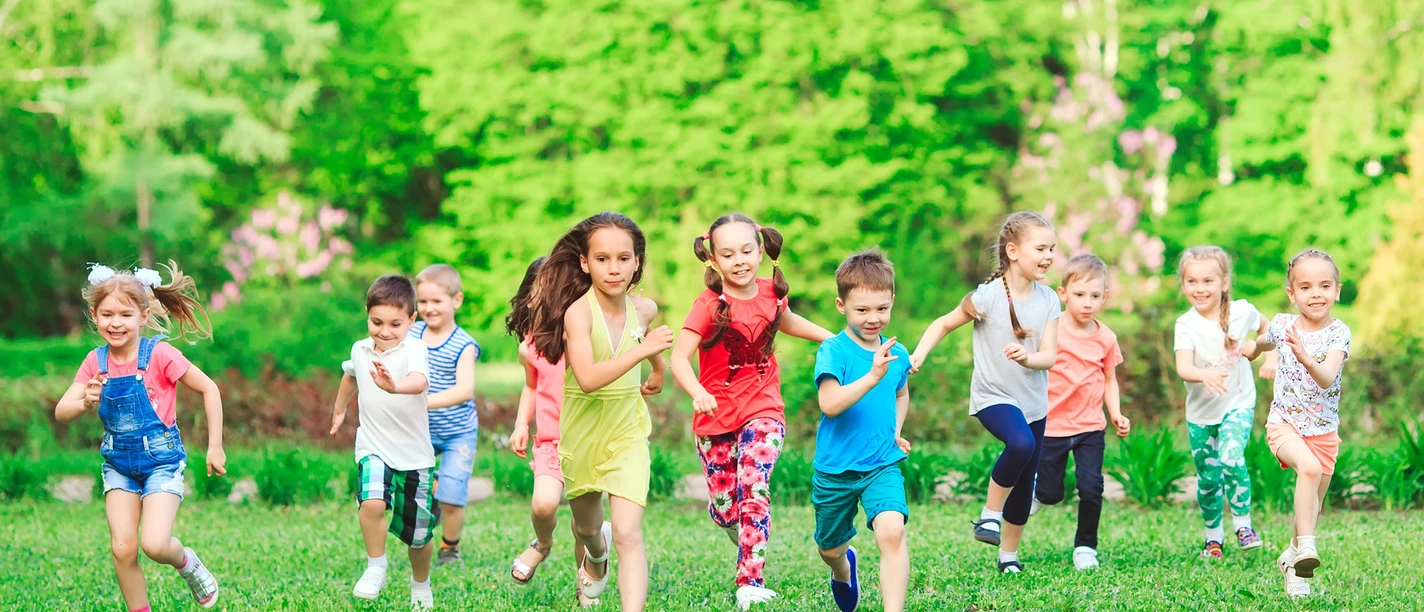 Kinder-Gruppe-Wiese-Sport Kinder-Gruppe-Wiese-Sport