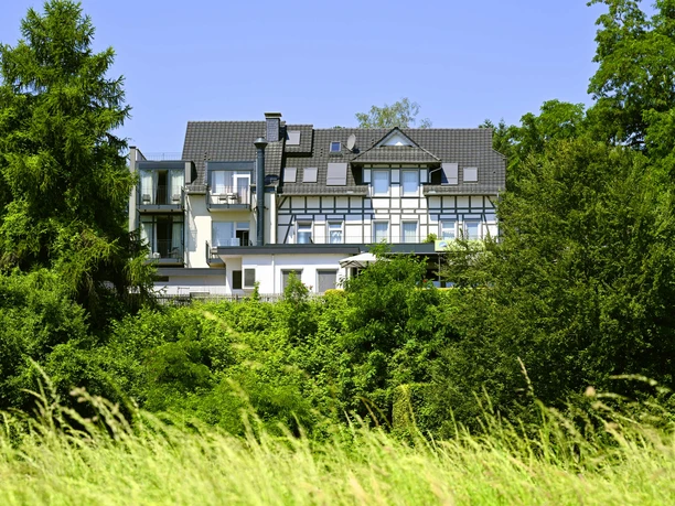 Kiekenstein-2024-226_Hotel.jpg Außenansicht vom Hotel Kiekenstein, umgeben von Bäumen