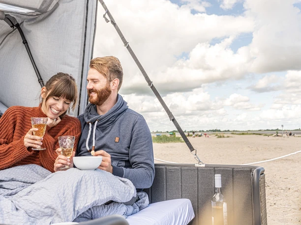 Paar im Schlafstrandkorb Couple in sleeping beach chair