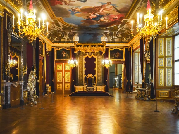 Paraderäume im Residenzschloss.jpg Prunkvoller Barocksaal mit majestätischen Kronleuchtern und beeindruckenden Deckengemälden.