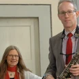 Fenstermusik Alexander Grötzner, Anna-Maria Pfotenhauer Rechte privat.JPG Saxophonist Alexander Grötzner und Pianistin Anna-Maria Pfotenhauer vor einem Klavier in einem Raum.
