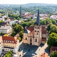Luftaufnahme der Altstadt von Herford mit der beeindruckenden St. Marienkirche im Zentrum.
