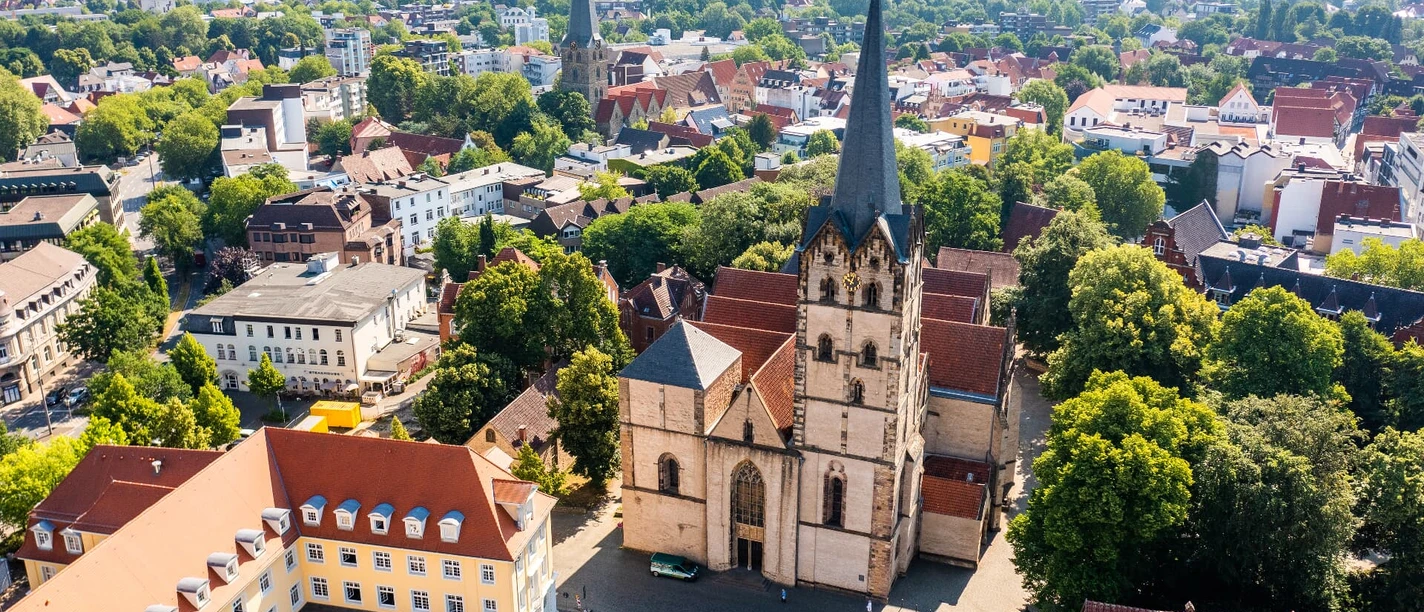 Luftaufnahme der Altstadt von Herford mit der beeindruckenden St. Marienkirche im Zentrum.