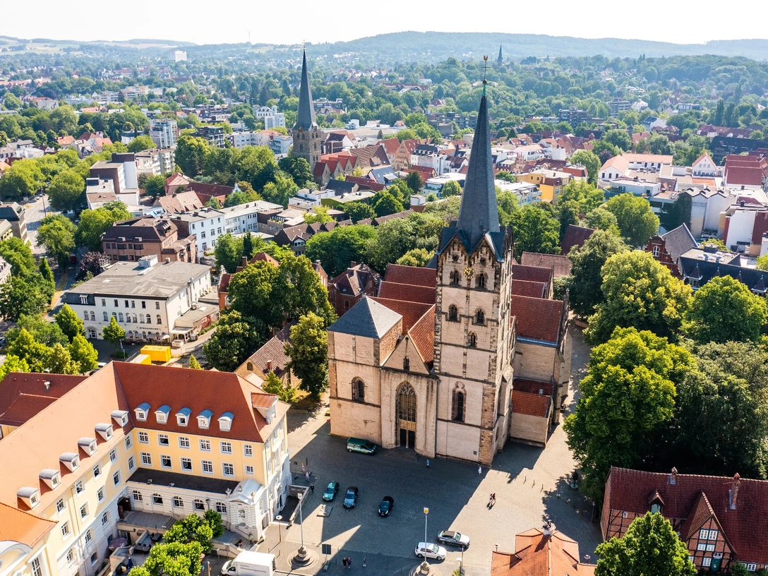 herford-markt-teutoburger-wald-tourismus-h-tornow-006-cc-by-sa-jpg.jpg Luftaufnahme der Altstadt von Herford mit der beeindruckenden St. Marienkirche im Zentrum.