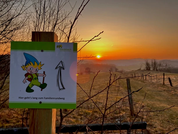 Familienspaziergang mit dem Medebacher Bergzwerg Familienspaziergang mit dem Medebacher Bergzwerg
