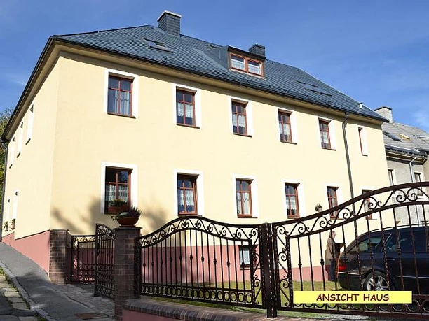 Hausansicht von der Straße